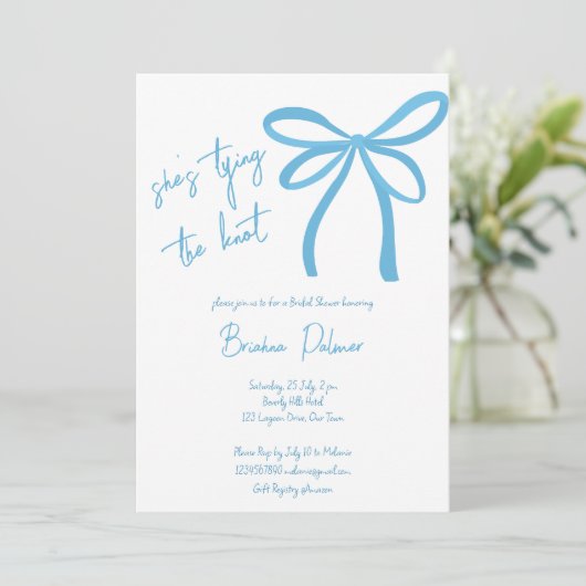 Sie bindet den knochenblauen Bandbogen Einladung (Stehend Vorderseite)