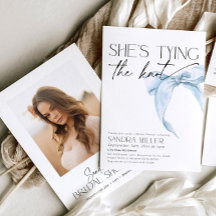 Sie bindet den knochenblauen Brautparty-Bogen