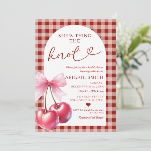 Sie bindet den Knot-Cherry-Gingham-Duschbrunnen Einladung (Stehend Vorderseite)