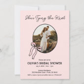 Sie bindet den "Knot Pink Bow Brautparty Invite" Einladung (Vorderseite)
