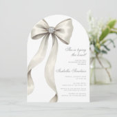 Sie bindet den Knoten Bachelorette an Einladung (Stehend Vorderseite)