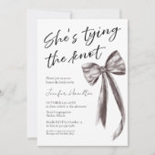 Sie bindet den Knoten | Black Bow Brautparty Einladung (Vorderseite)
