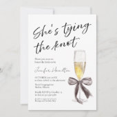 Sie bindet den Knoten | Black Bow Brautparty Einladung (Vorderseite)