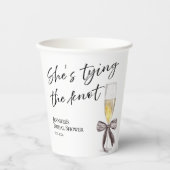 Sie bindet den Knoten | Black Bow Brautparty Pappbecher (Vorderseite)