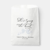 Sie bindet den Knoten | Blue Bow Brautparty Geschenktütchen (Vorderseite)