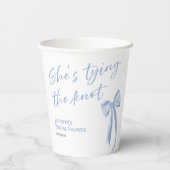 Sie bindet den Knoten | Blue Bow Brautparty Pape Pappbecher (Rückseite)