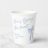 Sie bindet den Knoten | Blue Bow Brautparty Pape Pappbecher (Vorderseite)