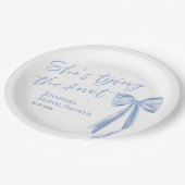 Sie bindet den Knoten | Blue Bow Brautparty Pape Pappteller (Schrägansicht)