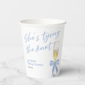 Sie bindet den Knoten | Blue Bow Brautparty Pappbecher (Rückseite)