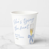 Sie bindet den Knoten | Blue Bow Brautparty Pappbecher (Vorderseite)