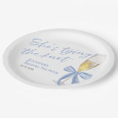 Sie bindet den Knoten | Blue Bow Brautparty Pappteller (Schrägansicht)