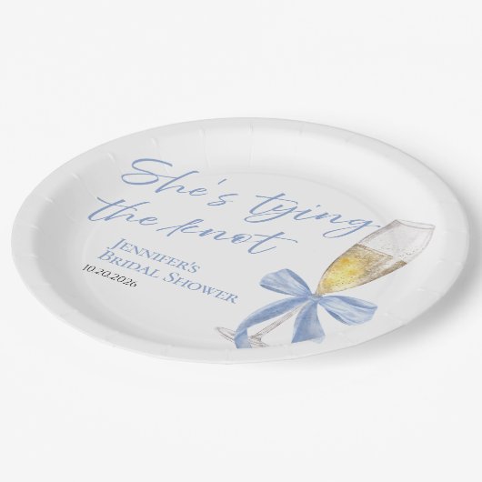 Sie bindet den Knoten | Blue Bow Brautparty Pappteller (Schrägansicht)