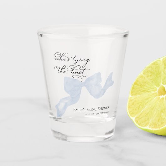 Sie bindet den Knoten | Blue Bow Brautparty Schnapsglas (Vorderseite)