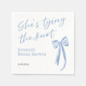Sie bindet den Knoten | Blue Bow Brautparty Serviette (Vorderseite)