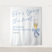 Sie bindet den Knoten | Brautparty-Backdrops Wandteppich (Vorderseite)