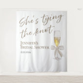 Sie bindet den Knoten | Brautparty-Backdrops Wandteppich (Vorderseite)