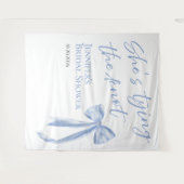 Sie bindet den Knoten | Brautparty-Backdrops Wandteppich (Vorderseite (Horizontal))