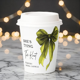 Sie bindet den Knoten Chartreuse-Schleife Brautpar Pappbecher