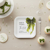 Sie bindet den Knoten Chartreuse-Schleife Brautpar Pappteller