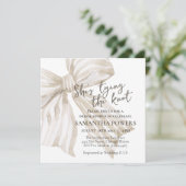 Sie bindet den Knoten Feiertagskarte (Stehend Vorderseite)