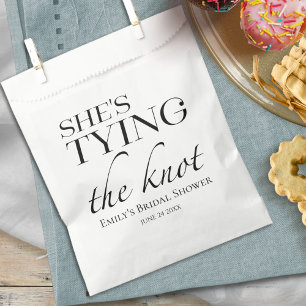 Sie bindet den Knoten MINIMALISTISCHES BRAUTPART Geschenktütchen