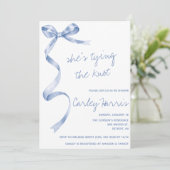 Sie bindet den Knoten! Modernes Brautparty Einladung (Stehend Vorderseite)