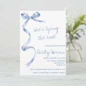 Sie bindet den Knoten! Modernes Brautparty Einladung (Stehend Vorderseite)