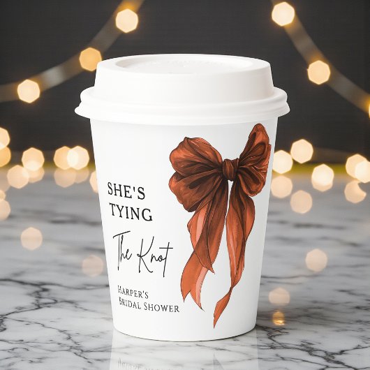 Sie bindet den Knoten Orangefarbene Schleife Braut Pappbecher