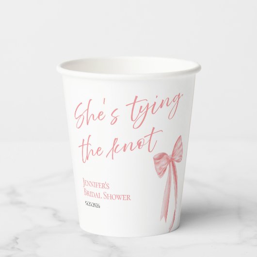 Sie bindet den Knoten | Rosa Brautparty Pappbecher (Rückseite)