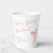 Sie bindet den Knoten | Rosa Brautparty Pappbecher (Vorderseite)