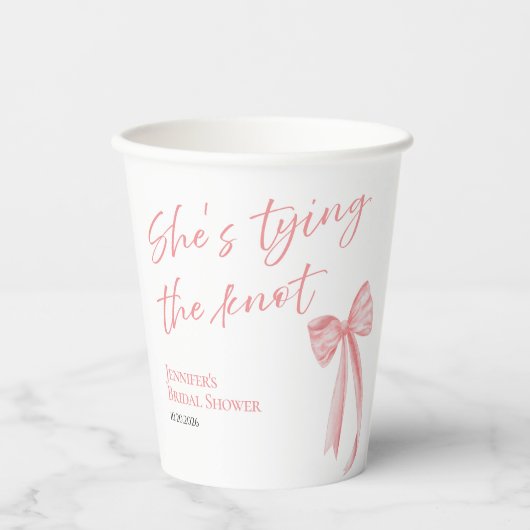 Sie bindet den Knoten | Rosa Brautparty Pappbecher (Vorderseite)