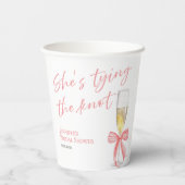 Sie bindet den Knoten | Rosa Brautparty Pappbecher (Rückseite)