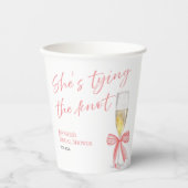 Sie bindet den Knoten | Rosa Brautparty Pappbecher (Vorderseite)