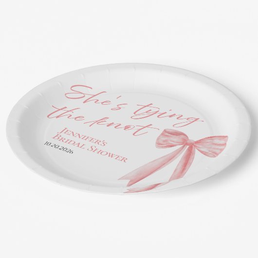 Sie bindet den Knoten | Rosa Brautparty Pappteller (Schrägansicht)