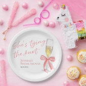 Sie bindet den Knoten | Rosa Brautparty Pappteller (Party)