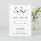 Sie bindet den Knoten | Schwarz-Weiß-Brautparty Einladung (Stehend Vorderseite)