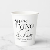 Sie bindet den Knoten | Schwarz-Weiß-Brautparty Pappbecher (Vorderseite)