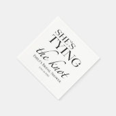 Sie bindet den Knoten | Schwarz-Weiß-Brautparty Serviette (Ecke)