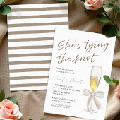 Sie bindet den Knoten | Weißes Brautparty Einladung