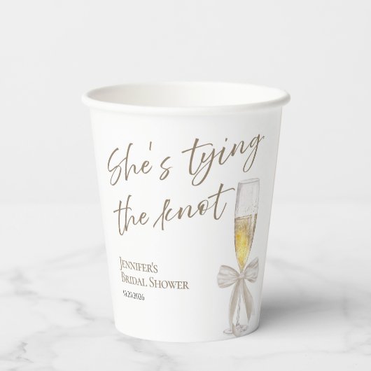 Sie bindet den Knoten | Weißes Brautparty Pappbecher (Rückseite)