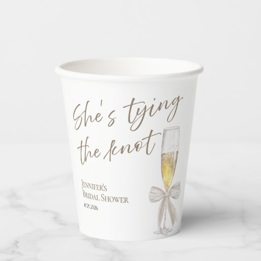 Sie bindet den Knoten | Weißes Brautparty Pappbecher (Vorderseite)