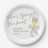 Sie bindet den Knoten | Weißes Brautparty Pappteller (Vorderseite)