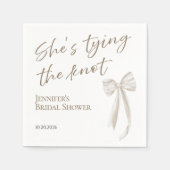 Sie bindet den Knoten | Weißes Brautparty Serviette (Vorderseite)