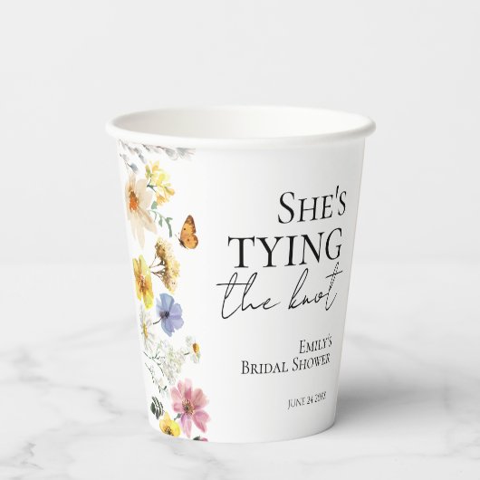 Sie bindet den Knoten | WILDBLUME BRAUTPARTY Pappbecher (Rückseite)