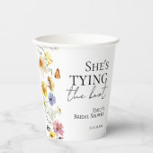 Sie bindet den Knoten | WILDBLUME BRAUTPARTY Pappbecher (Vorderseite)