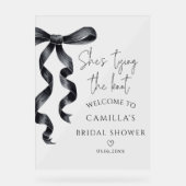 Sie bindet den Schwarzen Bow Bridal Begrüßung Acrylschild (Vorderseite)