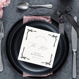 Sie bindet den Schwarzen Bow Napkins Serviette