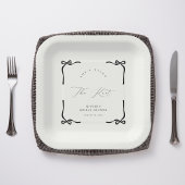 Sie bindet den schwarzen Knoten Pappteller