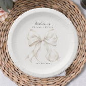 Sie bindet den weißen Bow des Knotens Pappteller