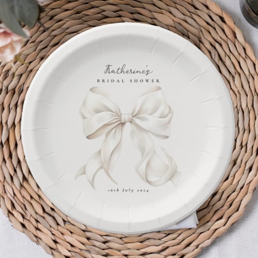 Sie bindet den weißen Bow des Knotens Pappteller